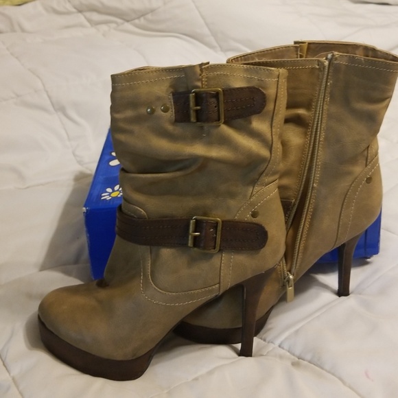 Shoes - Picture 2 of 3